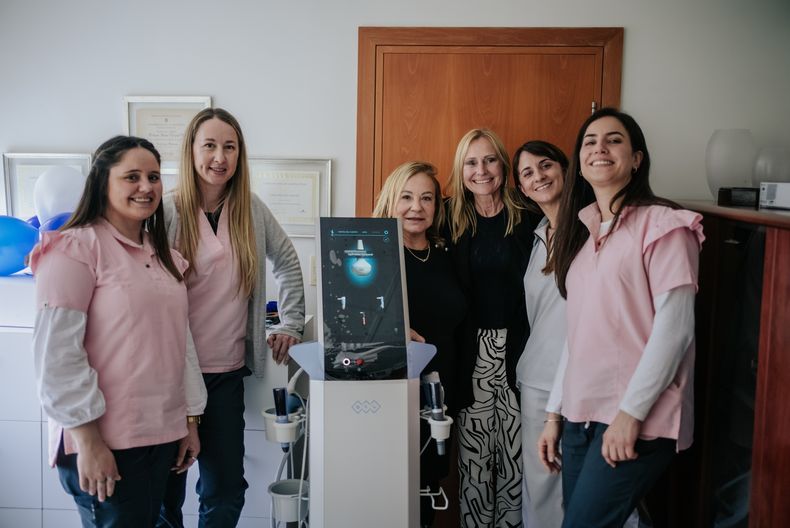 El staff de la Clínica Laser Light con Patricia Derner, representante de BTL Uruguay, y la directora de laclínica, la Dra. Helena Wernik&nbsp;