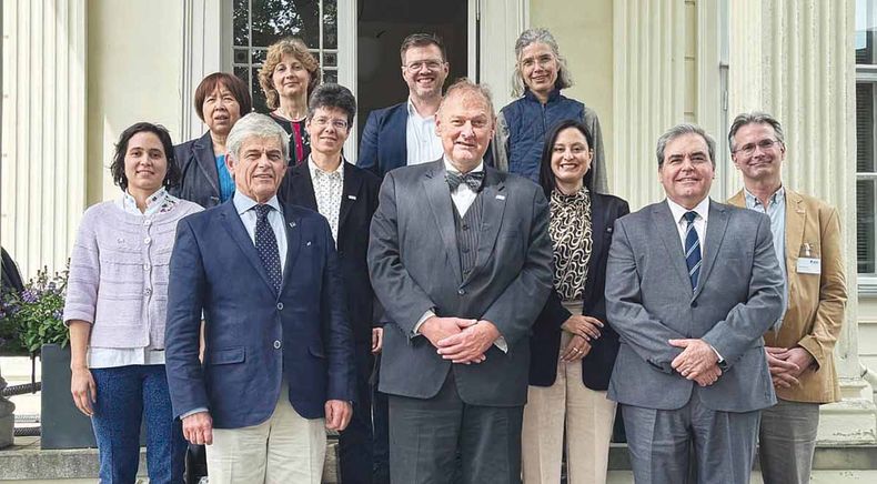 El presidente de INIA, José Bonica, con el presidente del Instituto Federal de Evaluación de Riesgos de Alemania, Andreas Hensel, integrantes de su equipo técnico, y el embajador de Uruguay en Alemania, Fernado López Fabregat&nbsp;
