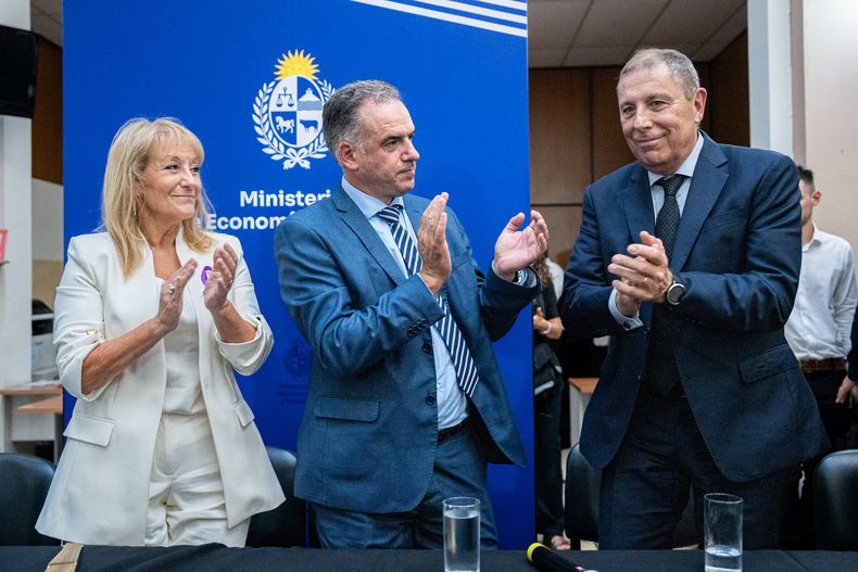 Carolina Cosse, Yamandú Orsi y Gabriel Oddone durante la asunción de autoridades del Ministerio de Economía y Finanzas.&nbsp;