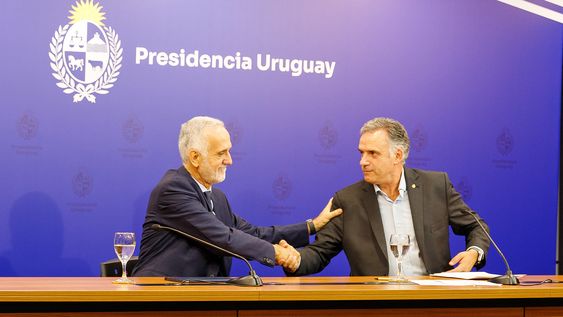 Vicepresidente primero de la SIP Carlos Hugo Jornet y presidente de la República Yamandú Orsi.