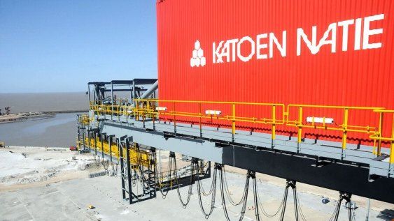 Vista de la terminal de TCP en el Puerto de Montevideo. Vista de la terminal de TCP en el Puerto de Montevideo.