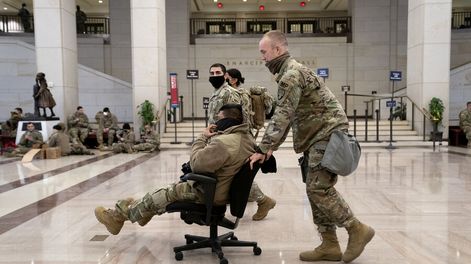 Búsqueda | El gobierno desplegó a los militares en el Capitolio ante la posibilidad de que ocurran nuevos actos violentos. Foto: AFP