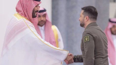 Mohammed Bin Salman saluda a Volodimir Zelenski.