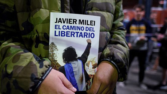 Simpatizante de Milei con el libro que publicó el economista en 2022. Foto: Luis Robayo, AFP Simpatizante de Milei con el libro que publicó el economista en 2022. Foto: Luis Robayo, AFP