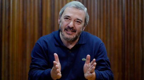 Mario Bergara durante la entrevista con Búsqueda