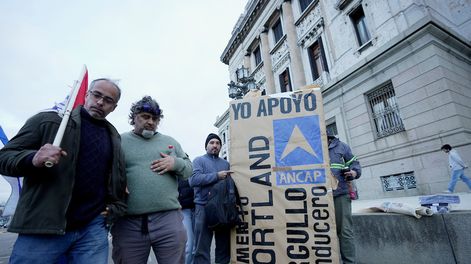 Una manifestación de trabajadores del pórtland, en el Parlamento.