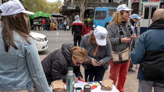 Juntada de firmas en la Avenida 18 de Julio. Foto: Ricardo Antúnez / adhocFOTOS Juntada de firmas en la Avenida 18 de Julio. Foto: Ricardo Antúnez / adhocFOTOS