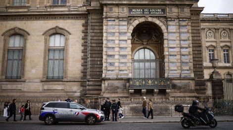 Agentes de la policía francesa se encuentran junto a una ventana rota un día después del robo en el Museo del Louvre de París, Francia, el 20 de octubre de 2025.&nbsp;