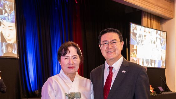 Yi Eun Sun y embajador de Corea Wonil Noh. Yi Eun Sun y embajador de Corea Wonil Noh.
