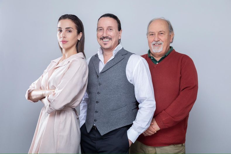 El candidato a diputado Renzo Gatto rodeado por Jimena Siri y Philippe Sauval