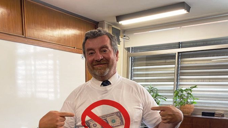 Licandro luciendo una camiseta regalada por sus compañeros del BCU