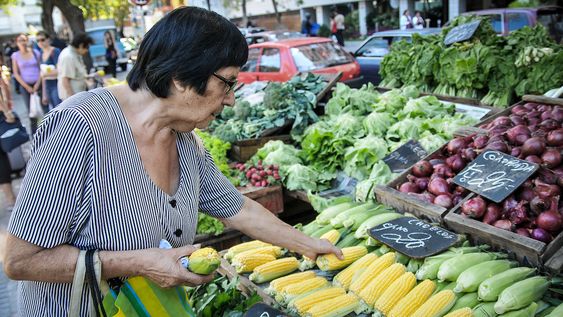 Puesto de frutas y verduras en una feria alimentaria de Montevideo. Puesto de frutas y verduras en una feria alimentaria de Montevideo.
