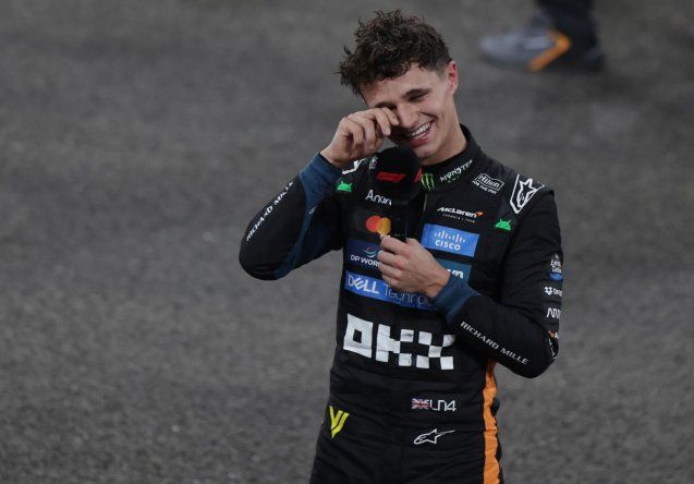 El piloto británico de McLaren, Lando Norris, celebra su victoria en el Campeonato Mundial de Pilotos de Fórmula Uno de 2025 tras el Gran Premio de Abu Dabi de Fórmula Uno.