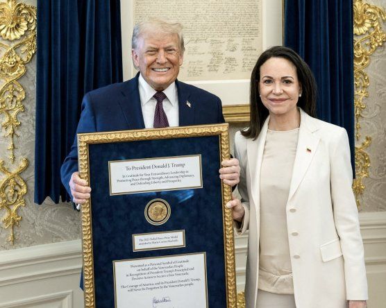 Machado entregó a Trump la medalla del Premio Nobel de la Paz, enmarcada con un mensaje de “gratitud” del pueblo venezolano por sus acciones para lograr “su libertad”.