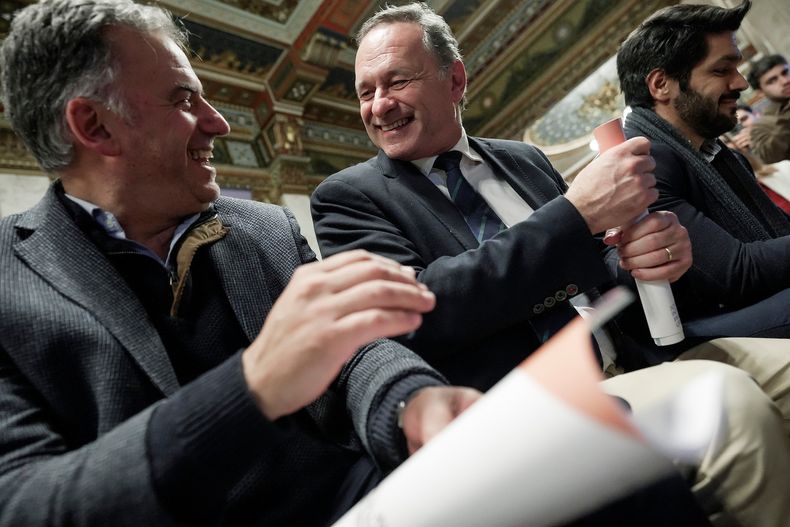 Yamandú Orsi y Álvaro Delgado durante una actividad en el Parlamento