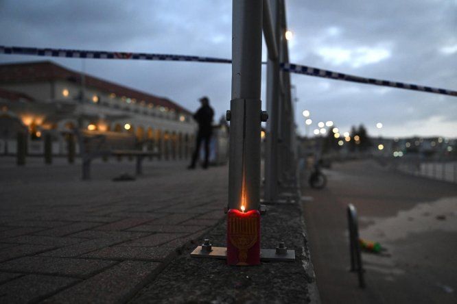 Una vela con la menorá se enciende en el lugar de un tiroteo en Bondi Beach, en Sídney.