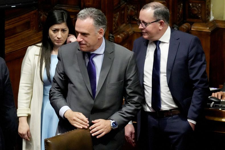 La diputada cabildante Silvana Pérez Bonavita, el presidente Yamandú Orsi y el diputado de Cabildo Abierto Álvaro Perrone.