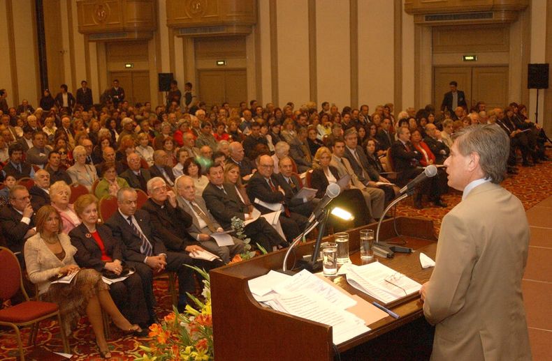 Durante el primer gobierno de Tabaré Vázquez, el vicepresidente Rodolfo Nin y el ministro interino de Vivienda Jaime Igorra asistieron a un acto en el Radisson