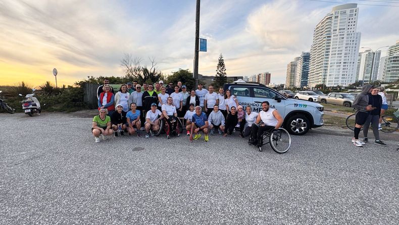 La maratón número 2 de las 19 de Santiago Stirling pasó por Punta del Este, donde se reunió con parte del grupo Futuros del Este, que trabaja con personas con discapacidad, para fomentar el deporte y la inclusión. 