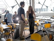 La cantante colombiana Shakira visita la Institución educativa Carrasquilla Industrial, luego del terremoto de magnitud 7,4 en Quibdó (Colombia).