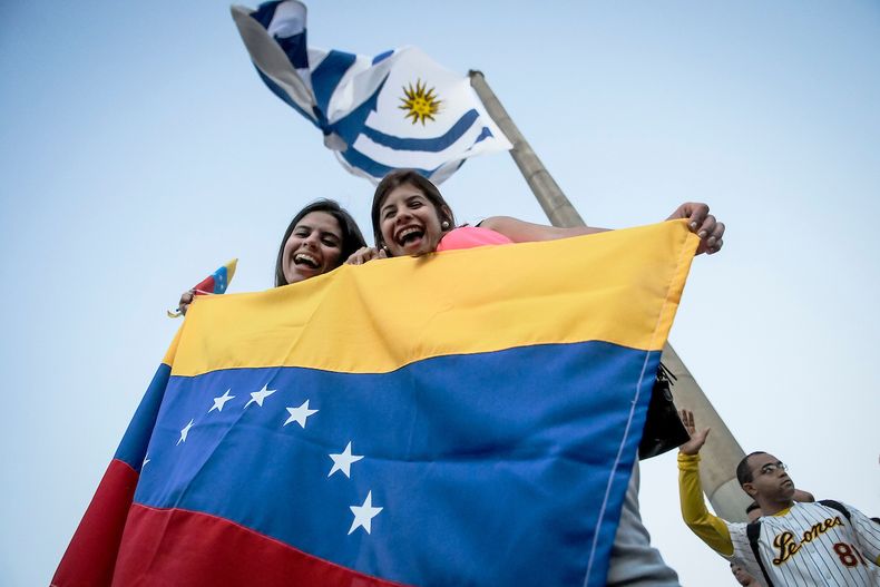 En la plaza de la Democracia —de la Bandera—, una manifestación de venezolanos residentes en Uruguay en enero de 2019, reclamando la nulidad de las autoridades de su país que habían asumido por esos días.&nbsp;