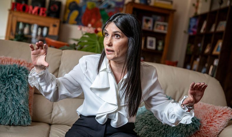 Virginia Cáceres, en su casa del barrio Centro en Montevideo, durante la entrevista con Búsqueda. Fotos: Mauricio Zina / adhocFOTOS