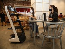 Un robot sirve platos a los clientes en el restaurante Katsuya del centro comercial CentralWorld de Bangkok, Tailandia. Un robot sirve platos a los clientes en el restaurante Katsuya del centro comercial CentralWorld de Bangkok, Tailandia.