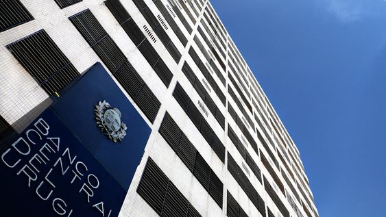 El Banco Central ejecuta la política monetaria El Banco Central ejecuta la política monetaria