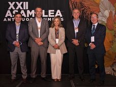 Miembros del Comité de Dirección del IEEM Joaquín Ramos, Pablo Sartor, Margara Ferber, Gerardo Beramendi y secretario académico y rector interino de la Universidad de Montevideo Enrique Etchevarren