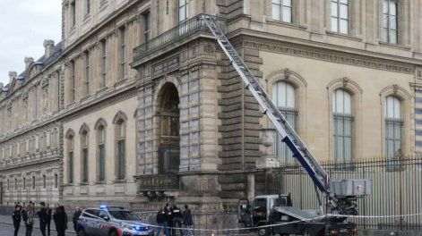 Policías junto a la grúa que se utilizó para el robo en el museo del Louvre, en París, el 19 de octubre de 2025.