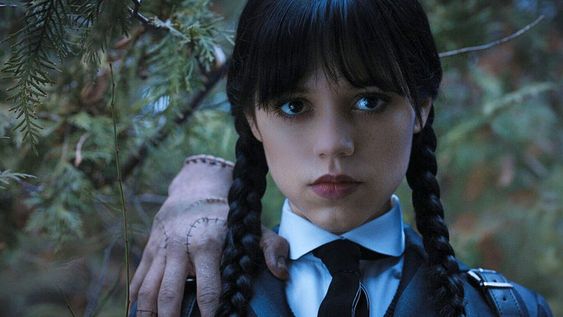 Jenna Ortega es Merlina y la mano es Dedos. Foto: Netflix Jenna Ortega es Merlina y la mano es Dedos. Foto: Netflix