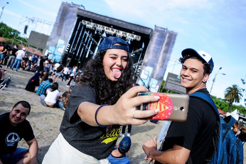 Dos jóvenes se sacan una selfie durante un concierto de rock en Montevideo