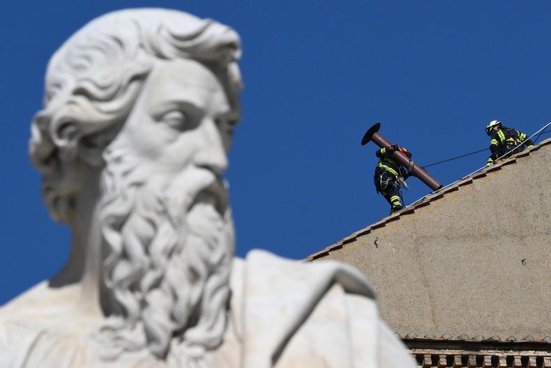 Técnicos instalan una chimenea en el techo de la Capilla Sixtina en la Ciudad del Vaticano, antes del cónclave para elegir un nuevo papa