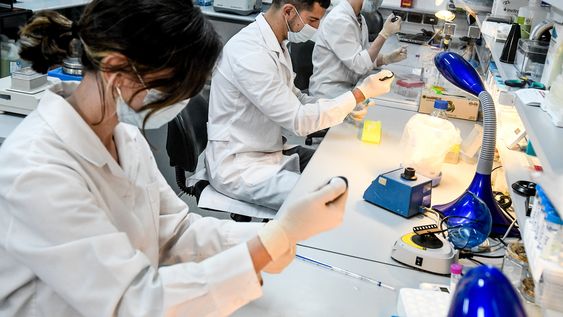 Investigadores en laboratorio del Instituto Pasteur de Montevideo Investigadores en laboratorio del Instituto Pasteur de Montevideo