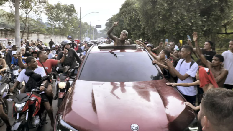 Esta captura de pantalla de AFPTV muestra al cantante brasileño MC Poze do Rodo saludando a sus fans tras ser liberado de la prisión de Bangu 3 en Rio de Janeiro, Brasil, el 3 de junio de 2025