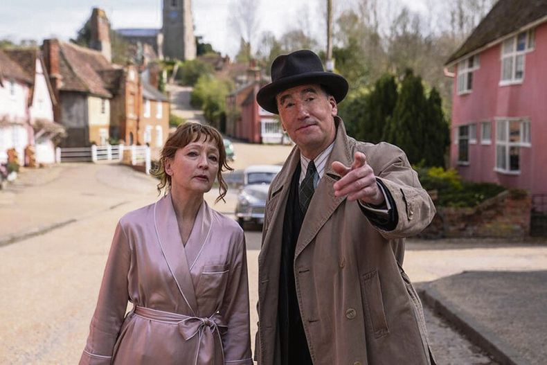 Lesley Ann Manville y Tim McMullan. Foto: AXN
