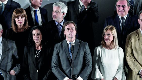 Lacalle Pou, en la campaña de 2019, presentando a la hoy ministra Arbeleche y a su equipo. Fotos: Javier Calvelo / adhocFOTOS Lacalle Pou, en la campaña de 2019, presentando a la hoy ministra Arbeleche y a su equipo. Fotos: Javier Calvelo / adhocFOTOS