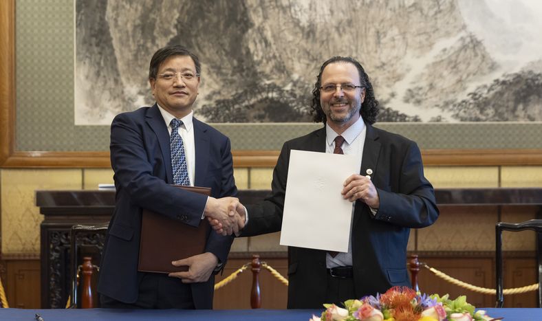 El presidente de la Universidad de Qingdao, Jinyan Hu, y el rector de la Universidad de la República, Héctor Cancela