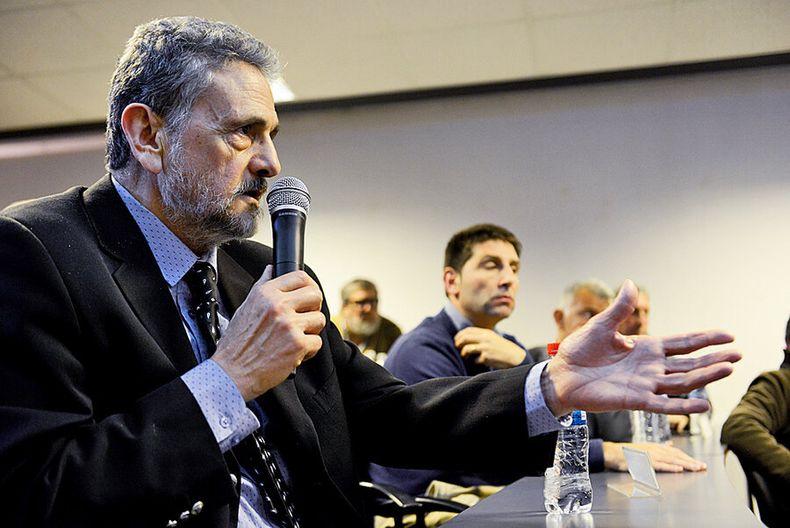 José Luis Palma y Willie Tucci durante una asamblea de clubes en la AUF. Foto: Santiago Mazzarovich, adhocFOTOS