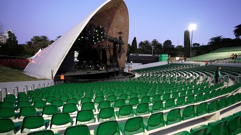 Nuevas butacas durante el acto de reapertura del Teatro de Verano en Montevideo