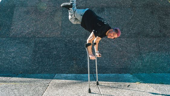 Luca Patuelli participó en concursos de talento en televisión y fundó el primer programa de danza urbana inclusivo de Canadá.