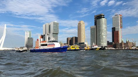 Un buque de la Policía Nacional de los Países Bajos patrulla el río Nieuwe Maas, en la entrada al Puerto de Róterdam
