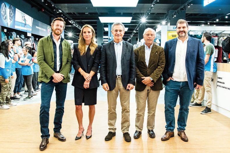 Los socios de Grupo One Pedro Aguirre Saravia, Sabine Mulliez, Manuel Antelo y Eduardo Maiorano con el CEO de Decathlon Gustavo Melhem