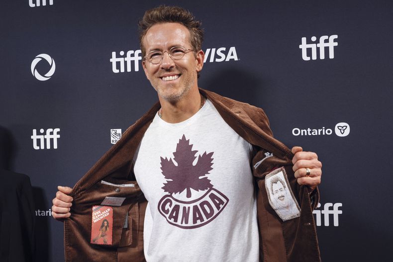 Ryan Reynolds se robó todas las miradas en la proyección de John Candy: I Like Me, a la que, en un acto de patriotismo, asistió con una remera con la hoja de arce canadiense.