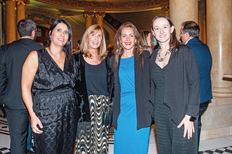 De GDU: asistente de dirección Jimena Segade, directora de Asuntos Corporativos Cecilia Falco, encargada de RSE María Inés Lorenzo y Eugenia Steglich, Data Science manager