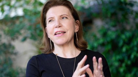 Michèle Ramis durante la entrevista con Búsqueda. Foto: Javier Calvelo / adhocFOTOS