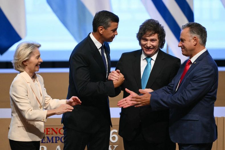 Ursula von der Leyen, Santiago Peña, Javier Milei y Yamandú Orsi se saludan al final de la ceremonia de firma del acuerdo comercial entre la Unión Europea y el Mercosur, el 17 de enero de 2026. &nbsp;