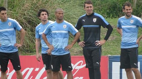 imagen de Uruguay entrenó sin Cavani...y sin sponsors
