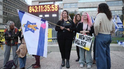 Israel apaga reloj de rehenes tras 844 días; palestinos esperan reapertura del cruce de Rafah.