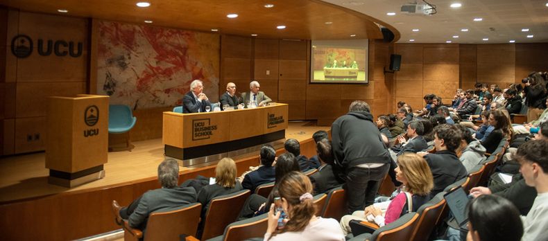Rodolfo Saldain y Marcelo Abdala durante un debate sobre seguridad social en la Universidad Católica del Uruguay